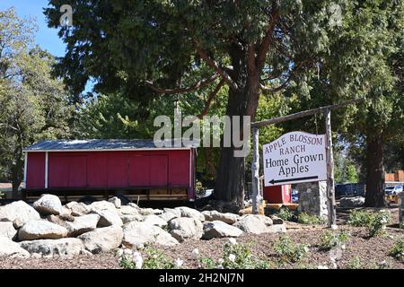 OAK GLEN, CALIFORNIE - 10 OCT 2021: Apple Blossom Ranch, maison au miel Saint, MR. Laws Apple Shed, le Mercantile et Oak Glen Motel. Banque D'Images