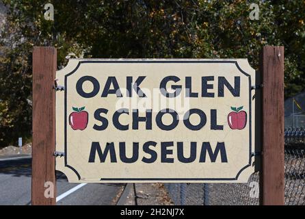 OAK GLEN, CALIFORNIE - 10 octobre 2021 : panneau pour la maison scolaire Oak Glen maintenant un musée a été construit en 1927 et est entouré d'un parc avec des tables de pique-nique, Banque D'Images