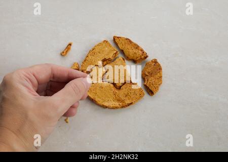 Biscuit au sucre en nid d'abeille Dalgona coréen et pour jouer au nouveau défi de bonbons tendance Banque D'Images