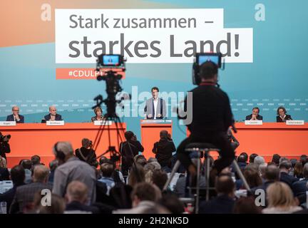 Bielefeld, Allemagne.23 octobre 2021.Hendrik Wüst, nouveau président d'Etat désigné, s'adresse aux délégués à la conférence de l'Etat partie de la CDU Rhénanie-du-Nord-Westphalie.Credit: Bernd Thissen/dpa/Alay Live News Banque D'Images