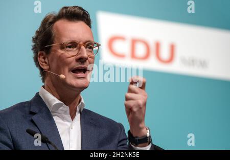 Bielefeld, Allemagne.23 octobre 2021.Hendrik Wüst, nouveau président d'Etat désigné, s'adresse aux délégués à la conférence du parti d'Etat de la CDU Rhénanie-du-Nord-Westphalie.La CDU du Rhin-Westphalie élit un nouveau président d'État pour succéder à Armin Laschet.Credit: Bernd Thissen/dpa/Alay Live News Banque D'Images