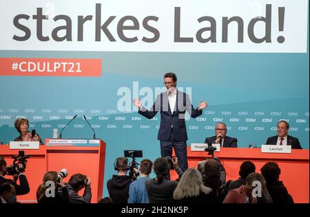 Bielefeld, Allemagne.23 octobre 2021.Hendrik Wüst, nouveau président d'Etat désigné, s'adresse aux délégués à la conférence de l'Etat partie de la CDU Rhénanie-du-Nord-Westphalie.Credit: Bernd Thissen/dpa/Alay Live News Banque D'Images