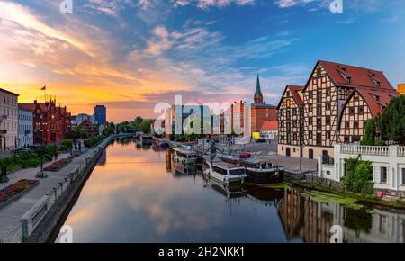 Panorama de la vieille ville avec réflexion dans la rivière Brda au lever du soleil, Bydgoszcz, Pologne Banque D'Images