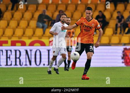 Benevento, Italie.23 octobre 2021.Mattia Viviani (Benevento Calcio) pendant Benevento Calcio vs Cosenza Calcio, Ligue italienne de championnat de football BKT à Benevento, Italie, octobre 23 2021 crédit: Independent photo Agency/Alay Live News Banque D'Images