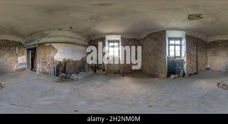 Vue panoramique à 360° de 360 panorama hdri dans une pièce de béton vide abandonnée ou un bâtiment inachevé. Panorama sphérique sans couture complet en projection équirectangulaire, prêt AR VR