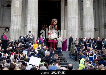 Little Amal vu submergé par le nombre de supporters présents à l'extérieur de la cathédrale Saint-Paul.Little Amal, une marionnette de 3.5 mètres de haut, représentée comme une fille réfugiée syrienne de 9 ans et représentant tous les enfants réfugiés, est arrivé au centre de Londres à la Grande porte de la cathédrale Saint-Paul.Elle est en voyage depuis juillet de cette année au départ de la frontière entre la Syrie et la Turquie à la recherche de son « autre ».Elle marchera sur 8000 km et arrivera à Manchester début novembre comme destination finale, où elle est également le lieu de détention à court terme pour les réfugiés au Royaume-Uni.(Photo de Hesther ng / SO Banque D'Images