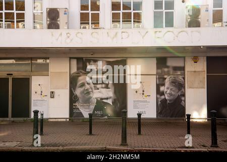 Gerrard Cross, Buckinghamshire, Royaume-Uni.22 octobre 2021.Étonnamment, le populaire magasin M&S Simply Food de la ville riche de banlieue, Gerrads Cross a été fermé pour de bon.Crédit : Maureen McLean/Alay Banque D'Images