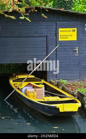 14 octobre 2021, Brandebourg, Lübbenau: La barge postale jaune se trouve à la porte-monnaie du Deutsche Post dans le Spreewald.L'automne est ici et avec elle la fin de la saison de livraison de barges dans le Spreewald.Le 15.10.21, la postfemme Andrea Bunar montera dans la barge jaune pour la dernière fois cette année.Jusqu'au printemps, l'homme de 50 ans devra se rapprocher autant que possible des maisons et ensuite couvrir de plus longues distances à pied.A partir de maintenant, Deutsche Post utilisera le transporteur électrique Street Scooter lors de cette excursion.Cela signifie que les livraisons dans la réserve de biosphère de l'UNESCO de Spreewald Banque D'Images