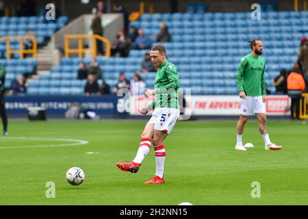 Londres, Royaume-Uni.23 octobre 2021.James Chester de Stoke City s'échauffe avant le match de championnat Sky Bet entre Millwall et Stoke City à la Den, Londres, le samedi 23 octobre 2021.(Credit: Ivan Yordanov | MI News) Credit: MI News & Sport /Alay Live News Banque D'Images