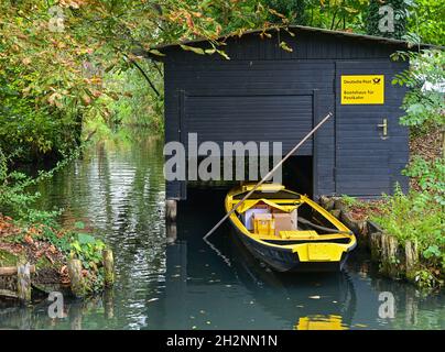 14 octobre 2021, Brandebourg, Lübbenau: La barge postale jaune se trouve à la porte-monnaie du Deutsche Post dans le Spreewald.L'automne est ici et avec elle la fin de la saison de livraison de barges dans le Spreewald.Le 15.10.21, la postfemme Andrea Bunar montera dans la barge jaune pour la dernière fois cette année.Jusqu'au printemps, l'homme de 50 ans devra se rapprocher autant que possible des maisons et ensuite couvrir de plus longues distances à pied.A partir de maintenant, Deutsche Post utilisera le transporteur électrique Street Scooter lors de cette excursion.Cela signifie que les livraisons dans la réserve de biosphère de l'UNESCO de Spreewald Banque D'Images