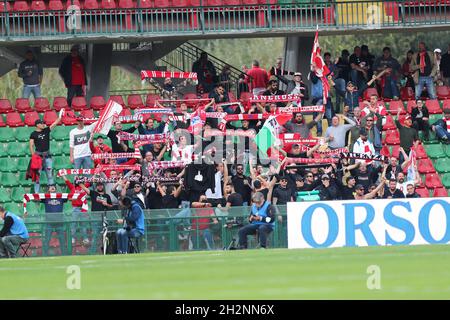 Terni, Italie.23 octobre 2021.Vicenza fans pendant Ternana Calcio vs LR Vicenza, Ligue italienne de football BKT à Terni, Italie, octobre 23 2021 crédit: Agence de photo indépendante/Alamy Live News Banque D'Images