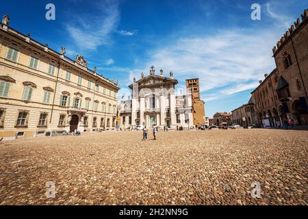 Place de Sordello (Piazza Sordello) avec la cathédrale Saint-Pierre, le Palais de l'évêque et le Palais ducal (Palazzo Ducale), Mantoue, Lombardie, Italie. Banque D'Images