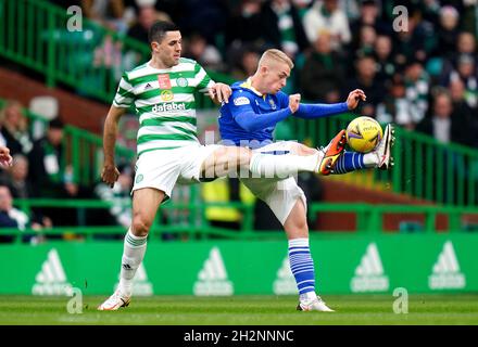 Tom Rogic du Celtic (à gauche) et Cameron MacPherson de St Johnstone se battent pour le ballon lors du match cinch Premiership au Celtic Park, Glasgow.Date de la photo: Samedi 23 octobre 2021. Banque D'Images