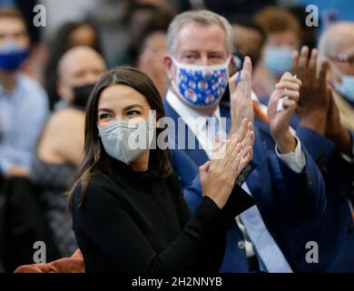 Le maire Bill deBlasio (démocrate de New York, New York) et la représentante des États-Unis Alexandria Ocasio-Cortez (démocrate de New York) applaudissent avant que le vice-président Kamala Harris ne prononce un discours au YMCA du Bronx du Nord-est à New York, le vendredi 22 octobre 2021.Crédit: John Angelillo / piscine via CNP Banque D'Images