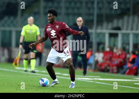 Ola Aina de Torino FC contrôle le ballon pendant la série Un match entre Torino FC et Genoa CFC au Stadio Olimpico le 22 octobre 2021 à Turin, Italie. Banque D'Images