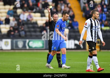 NOTTINGHAM, ROYAUME-UNI.LE 23 OCTOBRE, Robert Massey-Ellis présente une carte jaune pour les comportements peu sportifs à Jordan Keane du comté de Stockport lors du match de la Vanarama National League entre le comté de Notts et le comté de Stockport à Meadow Lane, Nottingham, le samedi 23 octobre 2021.(Credit: Jon Hobley | MI News) Credit: MI News & Sport /Alay Live News Banque D'Images