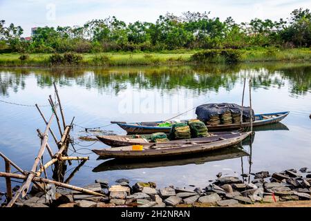 Trois bateaux amarrés l'un à côté de l'autre sur un canal sur la rivière Thu bon à Cam Kim Island. Banque D'Images