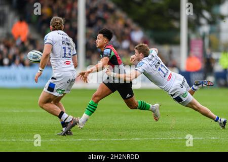 LONDRES, ROYAUME-UNI.23e octobre 2021.Marcus Smith de Harlequins est affronté lors du match de rugby Gallagher Premiership Round 6 entre Harlequins vs Bath Rugby au Stoop Stadium le samedi 23 octobre 2021.LONDRES, ANGLETERRE.Credit: Taka G Wu/Alay Live News Banque D'Images