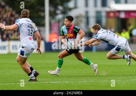 LONDRES, ROYAUME-UNI.23e octobre 2021.Marcus Smith de Harlequins est affronté lors du match de rugby Gallagher Premiership Round 6 entre Harlequins vs Bath Rugby au Stoop Stadium le samedi 23 octobre 2021.LONDRES, ANGLETERRE.Credit: Taka G Wu/Alay Live News Banque D'Images