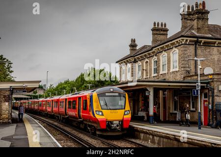 Le South Western Railway n° 707 021 passe par la gare de Chertsey Banque D'Images