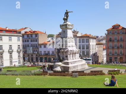 Porto, Portugal - 15 juin 2018 : Statue de Prince Henri le Navigateur sur place Infante Dom Henrique. Banque D'Images