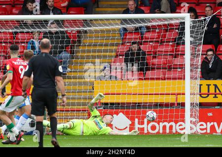 WALSALL, ROYAUME-UNI.23 OCTOBRE le gardien de Barrow Paul Farman pendant la première moitié du match de la Sky Bet League 2 entre Walsall et Barrow au stade Banks, Walsall, le samedi 23 octobre 2021.(Credit: John Cripps | MI News) Credit: MI News & Sport /Alay Live News Banque D'Images