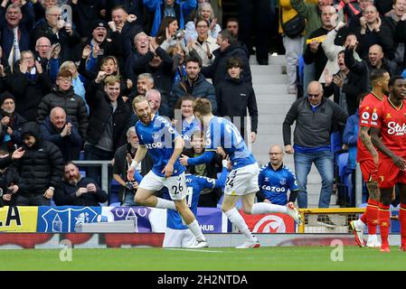 Everton, Royaume-Uni.23 octobre 2021.Tom Davies d'Everton (26) célèbre avec ses coéquipiers après avoir obtenu le premier but de ses équipes.Premier League Match, Everton v Watford au Goodison Park à Liverpool le samedi 23 octobre 2021. Cette image ne peut être utilisée qu'à des fins éditoriales.Utilisation éditoriale uniquement, licence requise pour une utilisation commerciale.Aucune utilisation dans les Paris, les jeux ou les publications d'un seul club/ligue/joueur. photo par Chris Stading/Andrew Orchard sports Photography/Alamy Live News crédit: Andrew Orchard sports Photography/Alamy Live News Banque D'Images