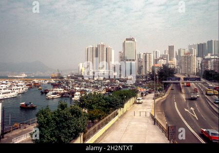 Vue sur la route et le port de Gloucester sur l'île de Hong Kong en 1988 Banque D'Images