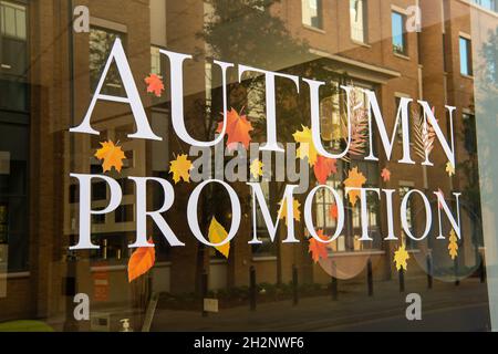 Windsor, Berkshire, Royaume-Uni.21 octobre 2021.Une affiche promotion d'automne dans une fenêtre de magasin.C'était l'après-midi chaud et ensoleillé à Windsor aujourd'hui.Crédit : Maureen McLean/Alay Banque D'Images