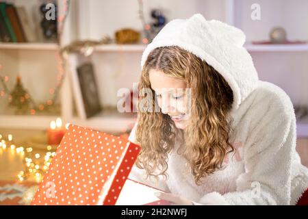 Portrait d'une jolie jeune fille blonde aux cheveux heureux avec boîte cadeau Banque D'Images