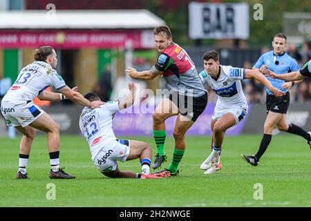 LONDRES, ROYAUME-UNI.23e octobre 2021.Louis Lyangh de Harlequins est affronté lors du match de rugby Gallagher Premiership Round 6 entre Harlequins vs Bath Rugby au Stoop Stadium le samedi 23 octobre 2021.LONDRES, ANGLETERRE.Credit: Taka G Wu/Alay Live News Banque D'Images