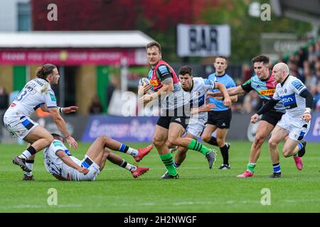 LONDRES, ROYAUME-UNI.23e octobre 2021.Louis Lyangh de Harlequins est affronté lors du match de rugby Gallagher Premiership Round 6 entre Harlequins vs Bath Rugby au Stoop Stadium le samedi 23 octobre 2021.LONDRES, ANGLETERRE.Credit: Taka G Wu/Alay Live News Banque D'Images