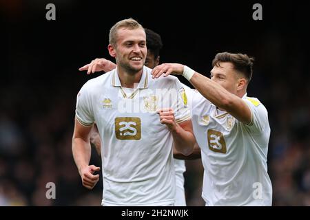 James Wilson de Port Vale (à gauche) célèbre le deuxième but de son côté du match de la Sky Bet League Two à Vale Park, Stoke.Date de la photo: Samedi 2 octobre 2021. Banque D'Images