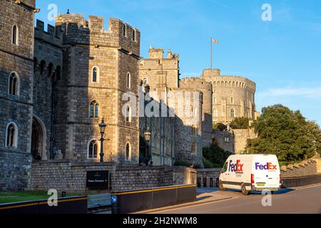 Windsor, Berkshire, Royaume-Uni.21 octobre 2021.Une livraison FedEx arrive au château de Windsor.C'était l'après-midi chaud et ensoleillé à Windsor aujourd'hui.Crédit : Maureen McLean/Alay Banque D'Images