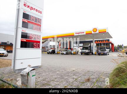 (211023) -- AMSTERDAM, le 23 octobre 2021 (Xinhua) -- la photo prise le 16 octobre 2021 montre un tableau des prix de l'essence dans une station-service à Haarlem, aux pays-Bas.Les prix de l'énergie aux pays-Bas ont continué d'augmenter récemment en raison de la demande croissante et de la pénurie croissante de gaz naturel en Europe.(Photo de Sylvia Lederer/Xinhua) Banque D'Images