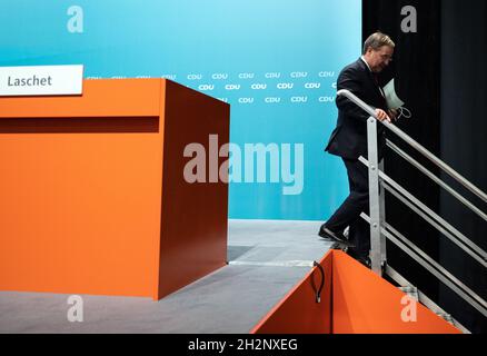 Bielefeld, Allemagne.23 octobre 2021.Armin Laschet, ancien président d'État, quitte la scène après l'événement.La CDU du Rhin-Westphalie du Nord a élu Hendrik Wüst successeur d'Armin Laschet.Credit: Bernd Thissen/dpa/Alay Live News Banque D'Images