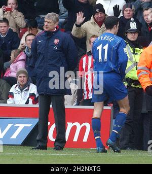 SOUTHAMPTON V ARSENAL ARSEN WENGER N'EST PAS AMUSÉ PAR LA CARTE ROUGE DE VAN PERSIE PIC MIKE WALKER, 2005 Banque D'Images