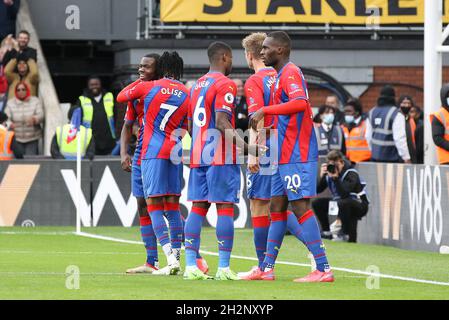 Londres, Royaume-Uni.23 octobre 2021.Christian Benteke de Crystal Palace marque le but d'ouverture pour le faire 1-0 et célèbre lors du match de la Premier League entre Crystal Palace et Newcastle United à Selhurst Park, Londres, Angleterre, le 23 octobre 2021.Photo de Ken Sparks.Utilisation éditoriale uniquement, licence requise pour une utilisation commerciale.Aucune utilisation dans les Paris, les jeux ou les publications d'un seul club/ligue/joueur.Crédit : UK Sports pics Ltd/Alay Live News Banque D'Images