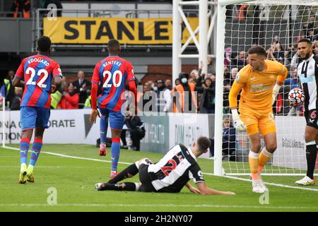 Londres, Royaume-Uni.23 octobre 2021.Christian Benteke de Crystal Palace marque le but d'ouverture pour le faire 1-0 et célèbre lors du match de la Premier League entre Crystal Palace et Newcastle United à Selhurst Park, Londres, Angleterre, le 23 octobre 2021.Photo de Ken Sparks.Utilisation éditoriale uniquement, licence requise pour une utilisation commerciale.Aucune utilisation dans les Paris, les jeux ou les publications d'un seul club/ligue/joueur.Crédit : UK Sports pics Ltd/Alay Live News Banque D'Images