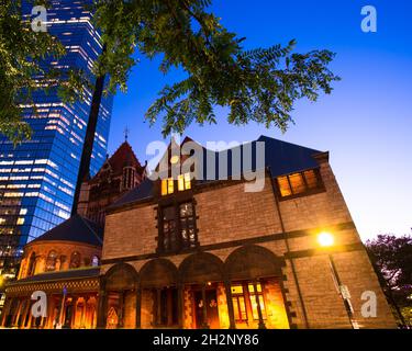 L'église historique Trinity Church de Boston, Massachusetts, vue en soirée avec la John Hancock Tower visible en arrière-plan Banque D'Images