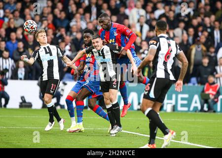 LONDRES, ROYAUME-UNI.23 OCTOBRE Christian Benteke de Crystal Palace marque le premier but de son équipe lors du match de la Premier League entre Crystal Palace et Newcastle United à Selhurst Park, Londres, le samedi 23 octobre 2021.(Credit: Tom West | MI News) Credit: MI News & Sport /Alay Live News Banque D'Images