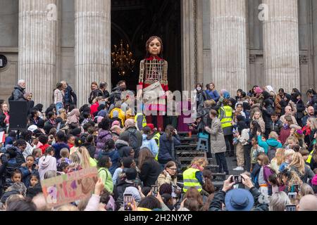 23/10/2021.Londres, Royaume-Uni.Little Amal, la marionnette de 3.5 mètres de haut d'une jeune fille syrienne immigrante de neuf ans, est accueillie à l'extérieur de la cathédrale Saint-Paul.La marionnette géante a presque terminé un voyage de 5,000 miles à travers l'Europe, visant à attirer l'attention des jeunes réfugiés et les voyages pour une vie meilleure.Photo de Ray Tang. Banque D'Images