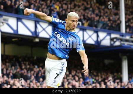 Everton, Royaume-Uni.23 octobre 2021.Richarlison d'Everton célèbre après avoir marquant le deuxième but de ses équipes.Premier League Match, Everton v Watford au Goodison Park à Liverpool le samedi 23 octobre 2021. Cette image ne peut être utilisée qu'à des fins éditoriales.Utilisation éditoriale uniquement, licence requise pour une utilisation commerciale.Aucune utilisation dans les Paris, les jeux ou les publications d'un seul club/ligue/joueur. photo par Chris Stading/Andrew Orchard sports Photography/Alamy Live News crédit: Andrew Orchard sports Photography/Alamy Live News Banque D'Images