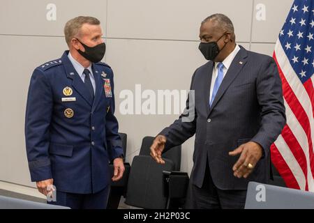 Bruxelles, Belgique.21 octobre 2021.Le secrétaire américain à la Défense, Lloyd J. Austin III, s'entretient avec le général de la Force aérienne américaine, Tod Wolters, commandant du Commandement européen des États-Unis, lors de la réunion ministérielle de défense de l'OTAN, le 21 octobre 2021 à Bruxelles, en Belgique.Credit: Chad McNeeley/DOD/Alay Live News Banque D'Images