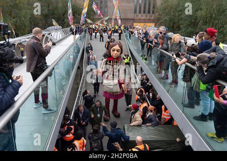 23/10/2021.Londres, Royaume-Uni.Little Amal, la marionnette de 3.5 mètres de haut d'une jeune fille syrienne immigrante de neuf ans, traverse le pont du Millénaire.La marionnette géante a presque terminé un voyage de 5,000 miles à travers l'Europe, visant à attirer l'attention des jeunes réfugiés et les voyages pour une vie meilleure.Photo de Ray Tang. Banque D'Images