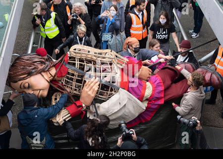 23/10/2021.Londres, Royaume-Uni.Little Amal, la marionnette de 3.5 mètres de haut d'une jeune fille syrienne immigrante de neuf ans, traverse le pont du Millénaire.La marionnette géante a presque terminé un voyage de 5,000 miles à travers l'Europe, visant à attirer l'attention des jeunes réfugiés et les voyages pour une vie meilleure.Photo de Ray Tang. Banque D'Images