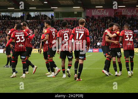 Lloyd Kelly de Bournemouth (au centre à droite) célèbre avec ses coéquipiers après avoir marquant le troisième but du match du championnat Sky Bet au stade Vitality, à Bournemouth.Date de la photo: Samedi 23 octobre 2021. Banque D'Images