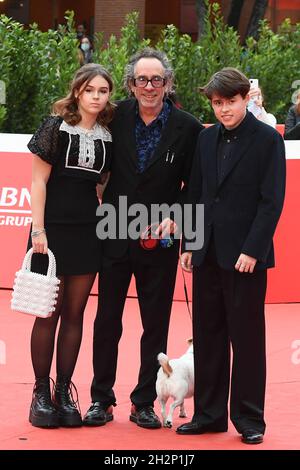 Rome, Italie.23 octobre 2021.Roma Cinema Fest 2021, film Fest, tapis rouge de Tim Burton.Photo : Nell Burton, Tim Burton, Billy-Ray Burton et Levi Credit: Independent photo Agency/Alay Live News Banque D'Images