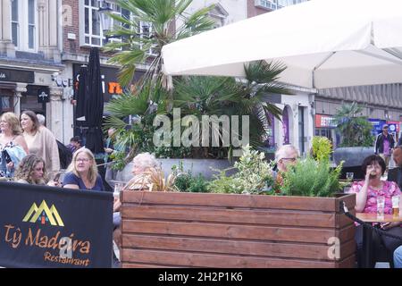 Cardiff, pays de Galles, le 30 juillet 2021 : les gens sont de retour dans la ville de Cardiff, pays de Galles, après avoir été enferme et profiter de la liberté de faire du shopping dans le centre-ville Banque D'Images