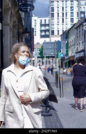 Cardiff, pays de Galles, le 30 juillet 2021 : les gens sont de retour dans la ville de Cardiff, pays de Galles, après avoir été enferme et profiter de la liberté de faire du shopping dans le centre-ville Banque D'Images